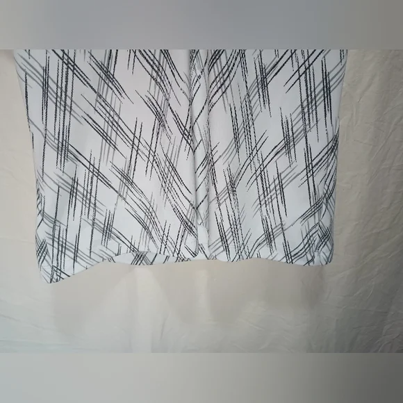 Woman's Callaway sleeveless golf shirt Medium in a cross scratch design ⛳🏌️‍♂️ - Picture 6 of 7